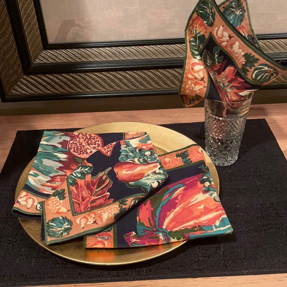 🍂🦃🍁Set of Four Plus one Harvest Theme Dinner Napkins - Picture 3 of 6